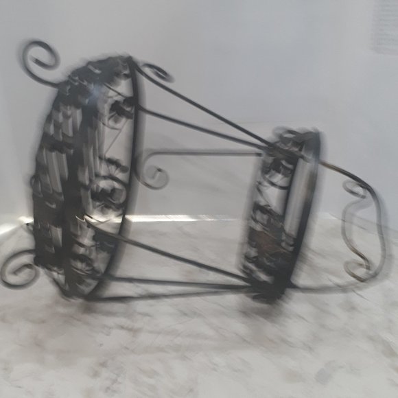 Metal Lop and Lattice Two-Tier Levels Basket for fruit, for example. - Picture 3 of 5